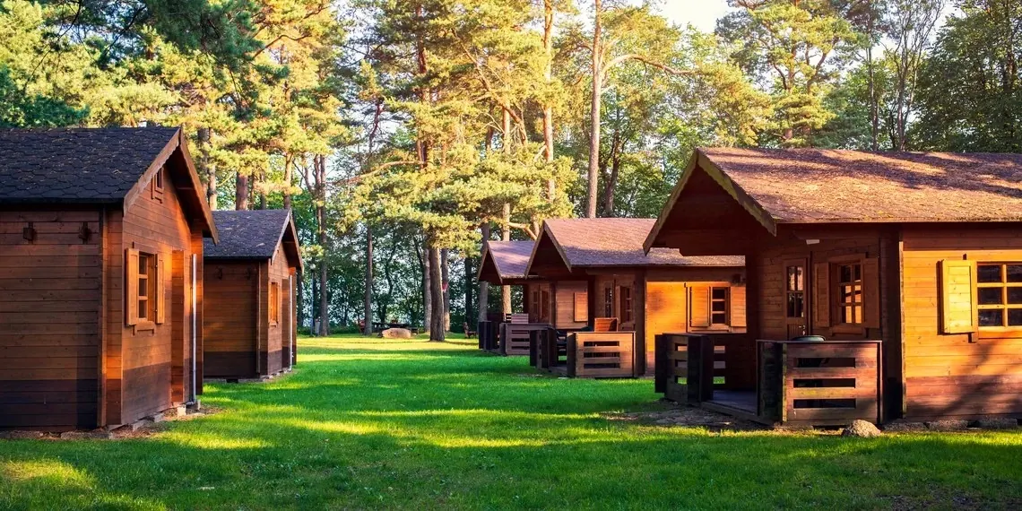 Chalets en bois d'un camping en forêt