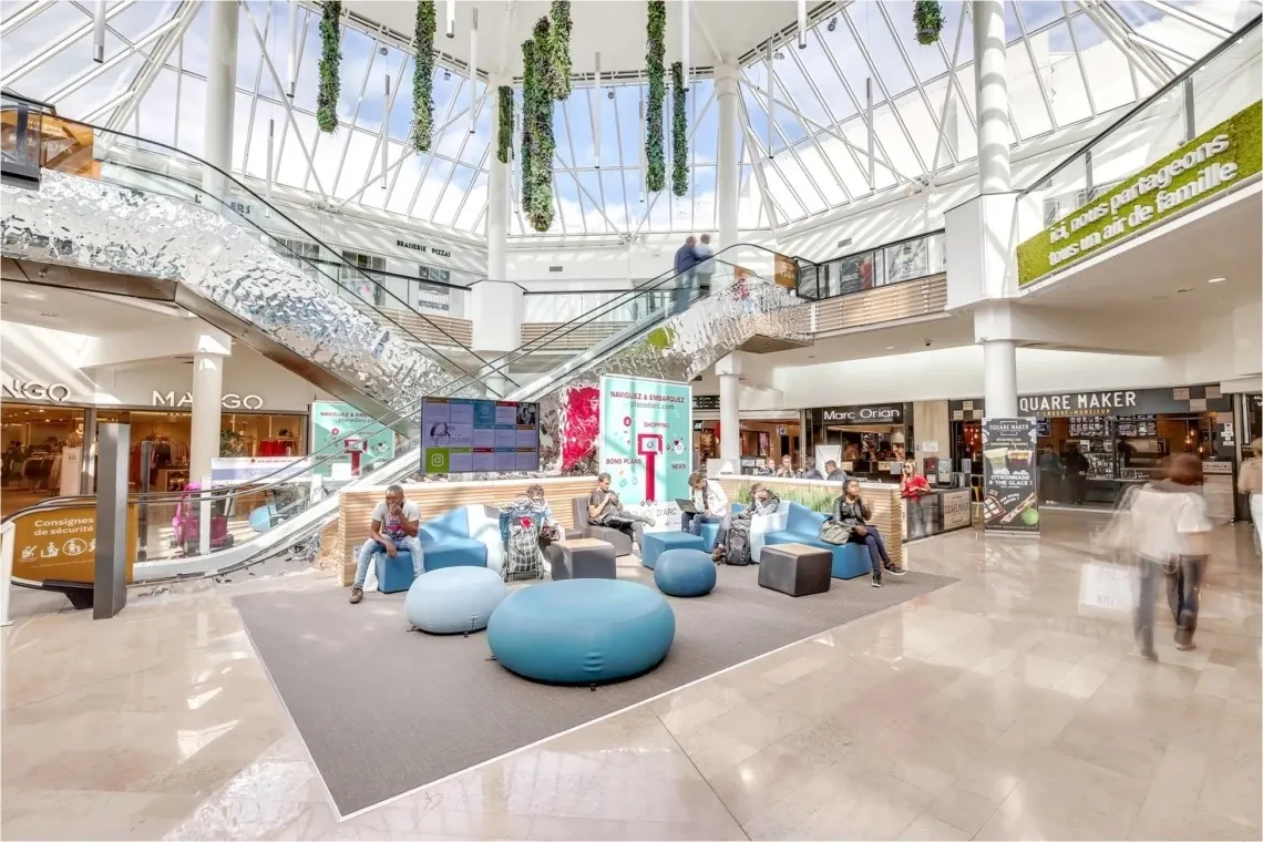 Galerie d'un centre commercial sous verrière
